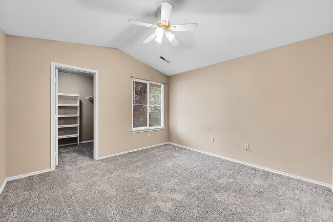 Building Photo - $1,750.00, 3-bed, 2-bath, located in Color...