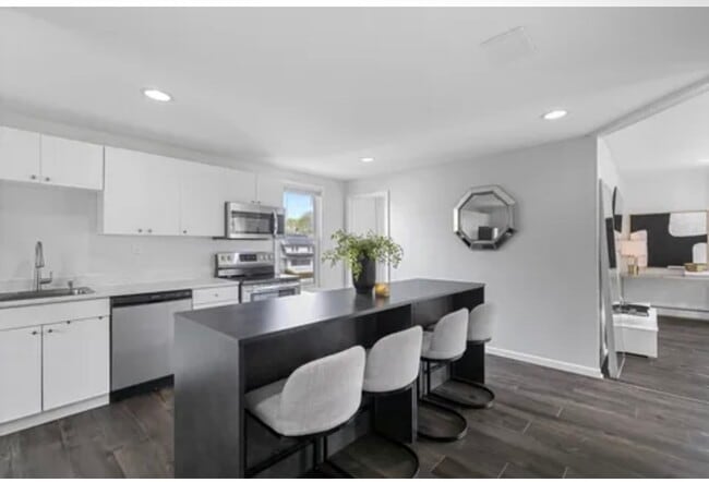 Building Photo - 50 Howe St