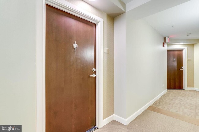 Building Photo - 1 bedroom 1 Bath - Highrise Luxury Living ...