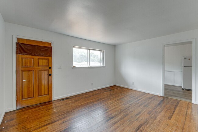 Building Photo - 1010 N Hickory St