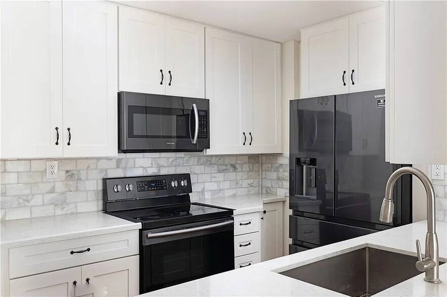 Building Photo - Queen's Surf Condos