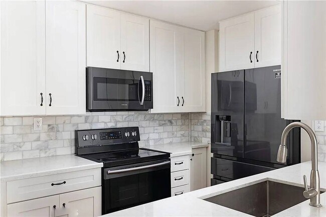 Building Photo - Queen's Surf Condos