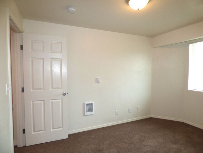 Building Photo - Rent Special: FREE June's Rent - 2 Bedroom 1 Bath Unit NE Salem!