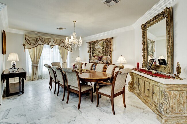 Building Photo - 13703 Lakeshore Way Cove