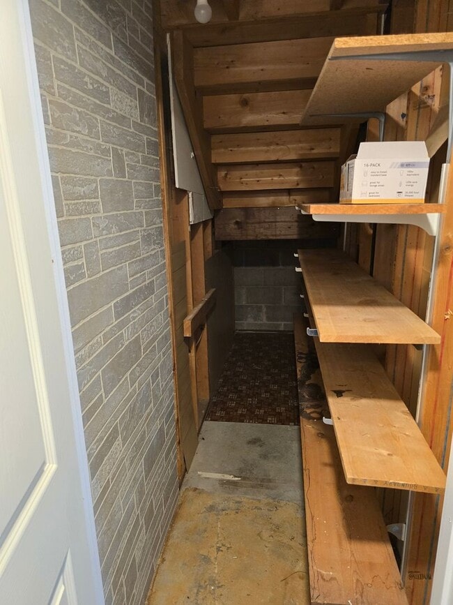 Building Photo - 4 bedroom, 2 Bathroom Home located in Wood...