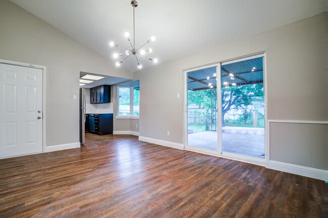 Building Photo - 2608 Driftwood Dr