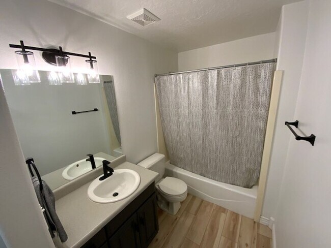 Building Photo - Updated Charleston Heights Townhome