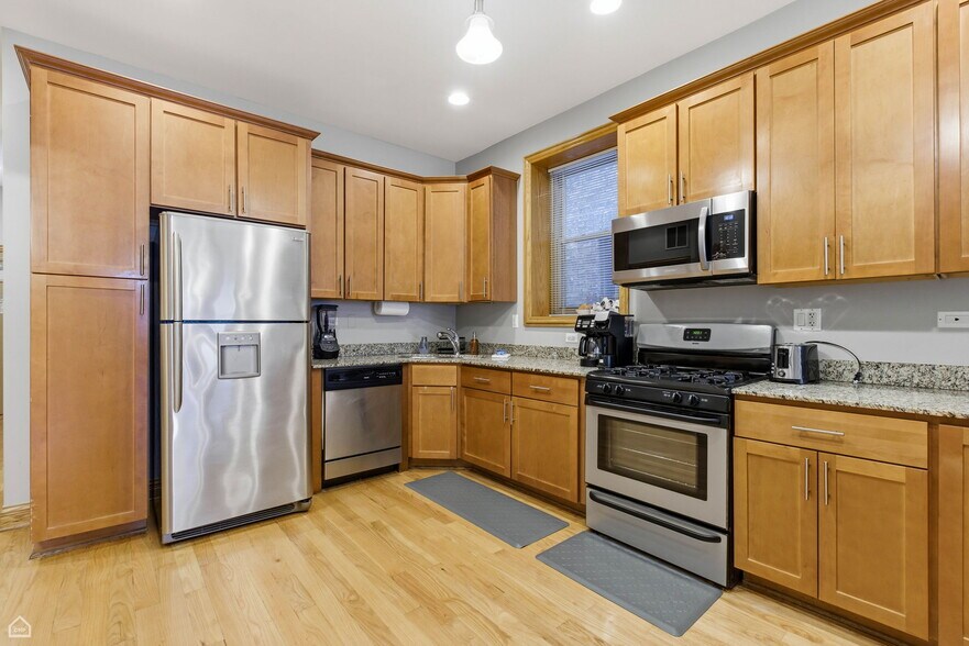 Building Photo - 1353 S California Ave