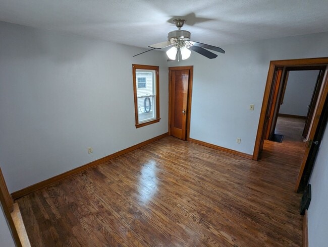 Building Photo - Beautiful 3 bedroom home with covered fron...