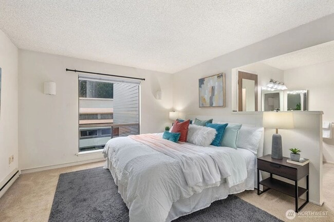 Building Photo - 3 Bedroom 2 Bathroom Plus Parking