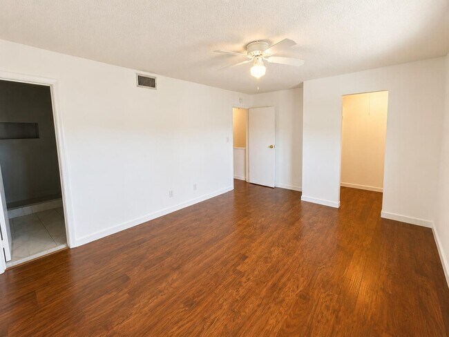 Building Photo - 5728-5728 Blueberry Ct