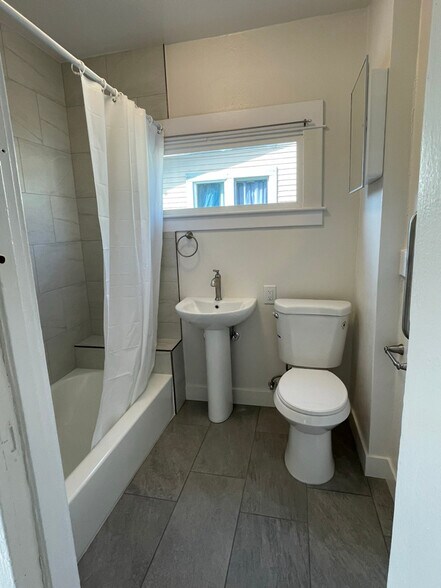 Building Photo - 515 N Burlington Ave