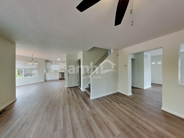 Building Photo - 2237 Antoinette Way