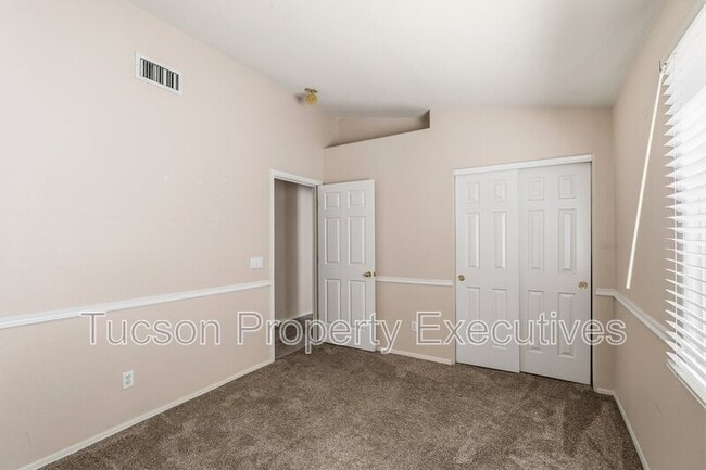 Building Photo - 13256 N Hammerstone Ln