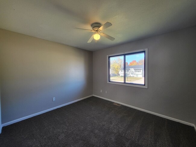 Building Photo - 4 Bedroom split-level home with garage!