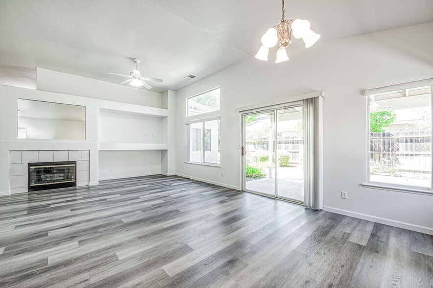 Building Photo - 1708 E Chelsea Dr