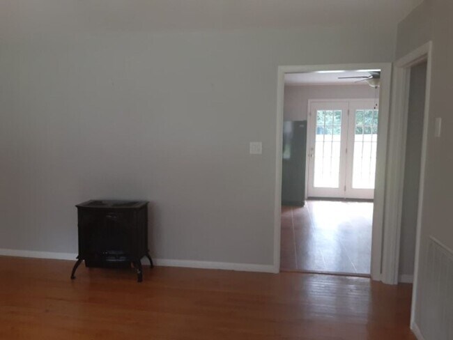 Building Photo - Hard to Find Rancher in Oak Ridge with 2 car garage