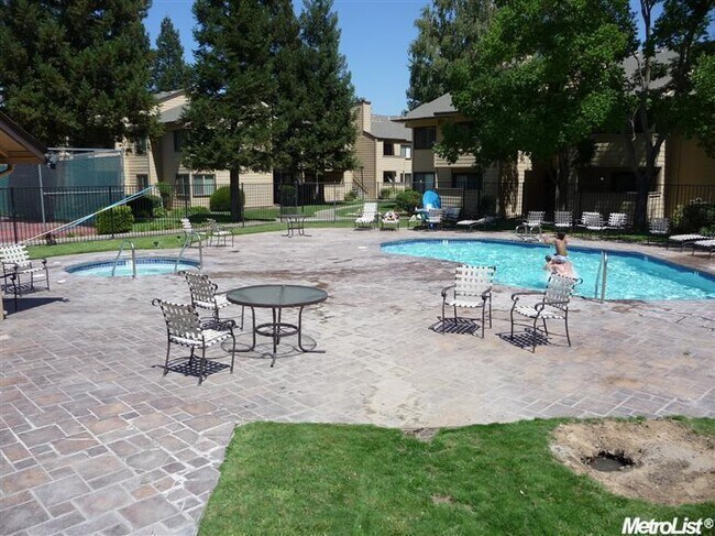 Building Photo - 3715 Tallyho Dr