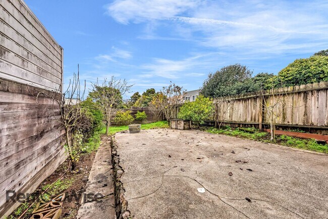 Building Photo - 824 Garfield St