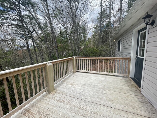 Building Photo - 350 Pinewood Circle