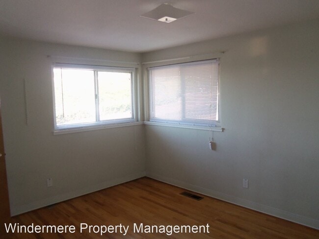 Building Photo - 223 SE Valley Dr