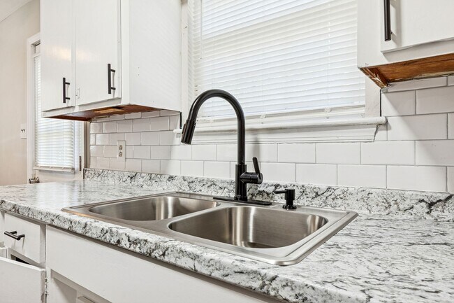 Building Photo - 9466 Phillip Ave