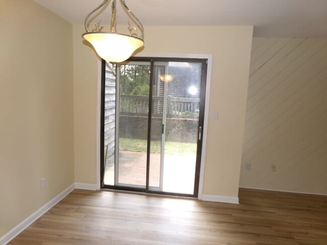 Building Photo - Tow level living