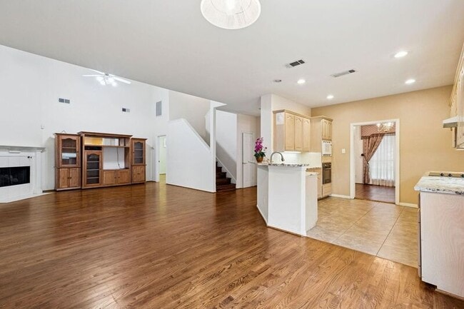 Building Photo - 2036 Camelot Dr