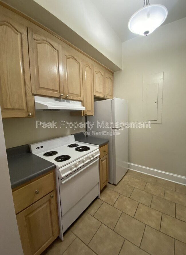 Building Photo - 244 N Sycamore St