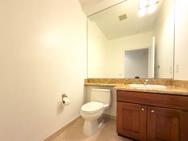 Building Photo - Spacious 3BR Condo with Luxury Finishes in Brentwood!