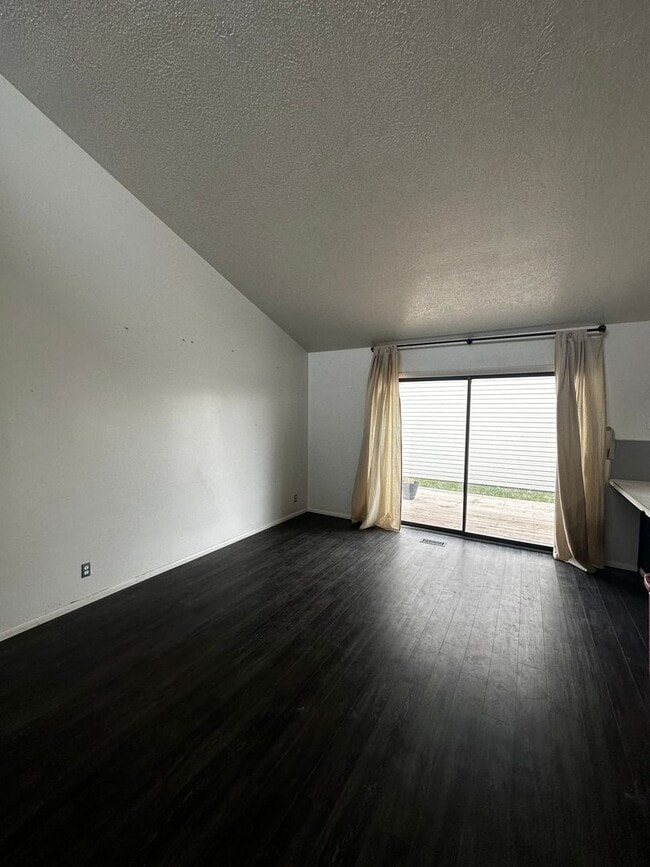 Building Photo - MOVE IN SPECIAL-- DECEMBER RENT FREE--Wonderful Single-Family Home in The Highland Area