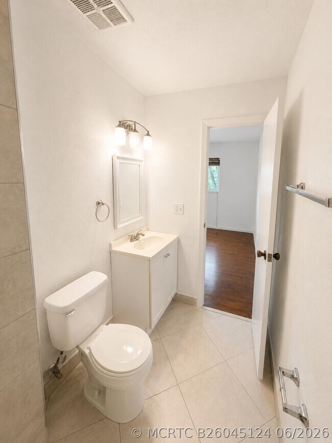 Building Photo - 5728-5728 Blueberry Ct