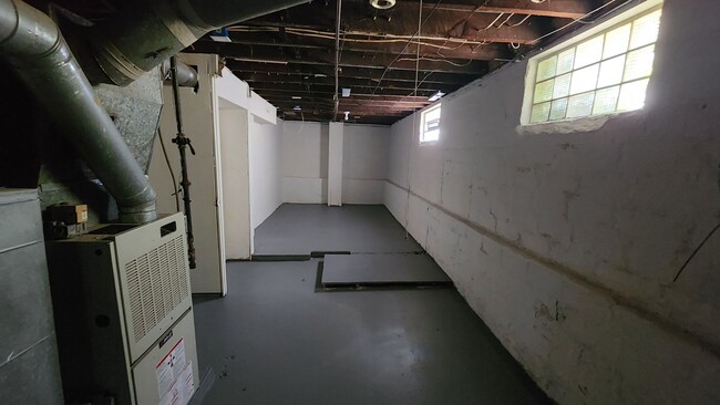 Building Photo - 10401 Homeworth Ave