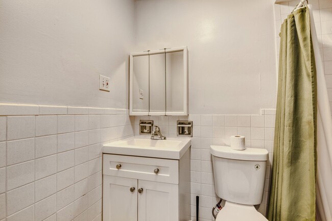 Building Photo - 5400 N Sheridan Rd