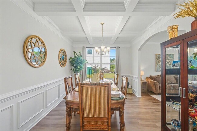 Building Photo - Stunning 5 Bed/3.5 Bath Home in Buckhead East