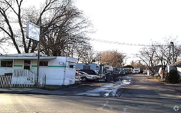 Building Photo - Bell's Trailer Village