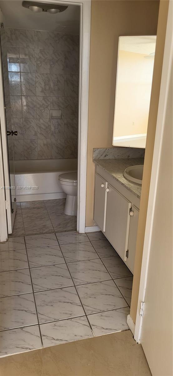 Building Photo - 1300 NE Miami Gardens Dr