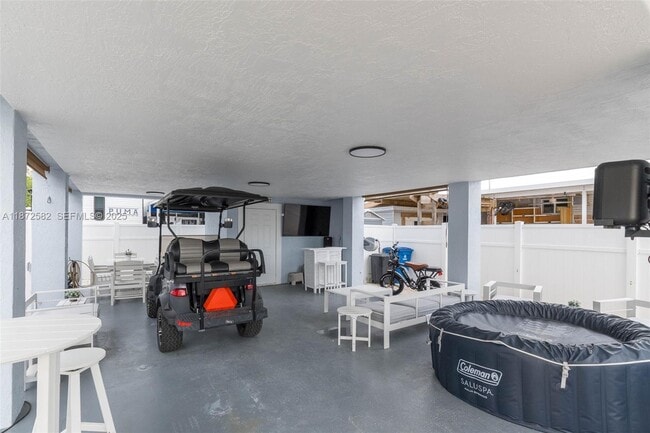 Building Photo - 325 Calusa St