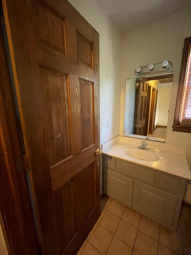 Building Photo - 3 Bedroom 2.5 Bath Townhome Located in Fou...