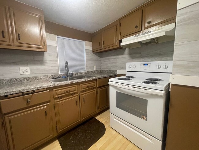 Building Photo - Tucked Away Antioch Home!