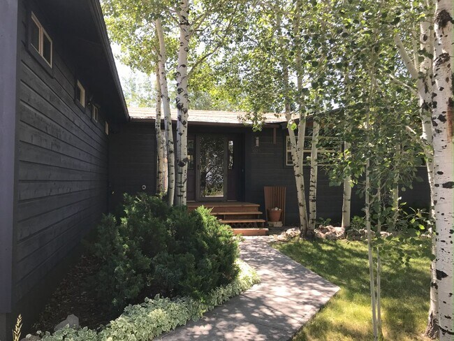Building Photo - Lease Pending - Victor 3 Bedroom 2 Bath with Large Yard and Garage- Unfurnished
