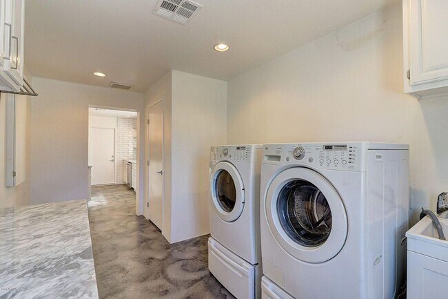 Building Photo - Fabulous, Remodeled Top to Bottom house!!!!