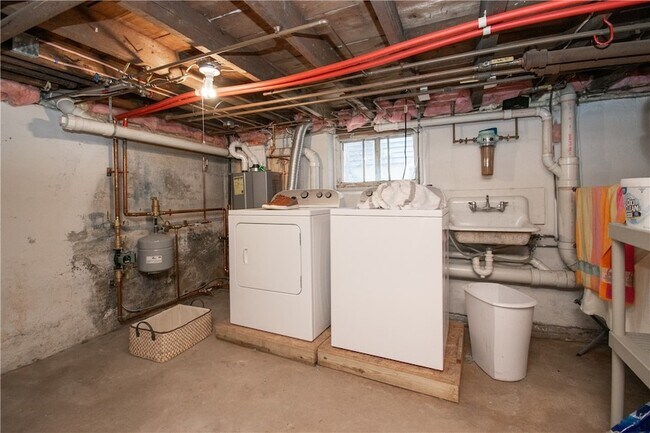 Building Photo - 33 Slocum St