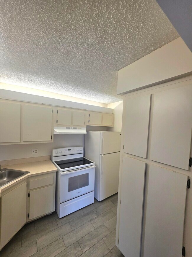Building Photo - 202 Foxtail Dr