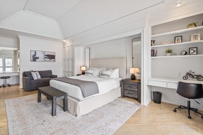 Building Photo - 6408 E Mercer Way