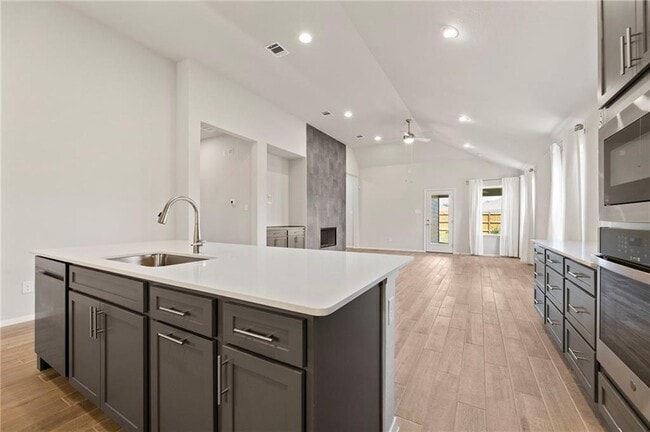 Building Photo - 102 Crooked Trail