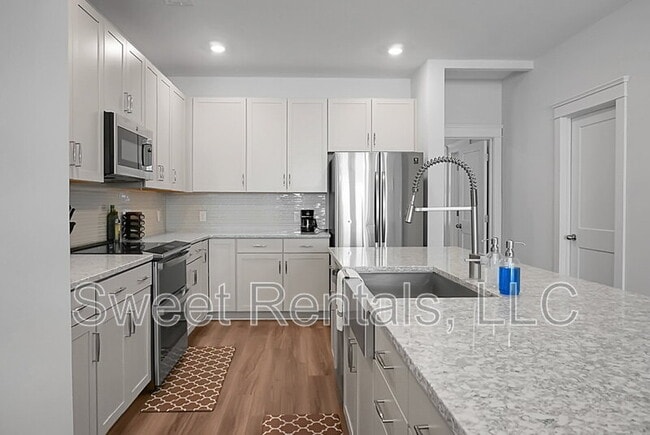 Building Photo - 4565 Mixson Ave