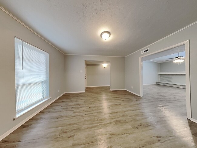 Building Photo - Charming 3-Bed, 2-Bath Home with Pool in Grand Prairie