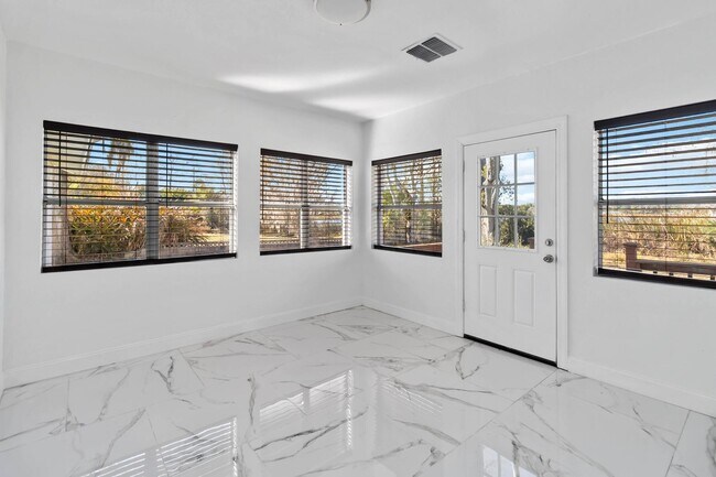 Building Photo - 4/3 Lakefront Home for Rent – 1 Acre – Near College Park & Downtown Orlando