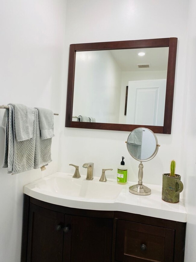 Building Photo - Executive Rental Fully Furnished PERFECT GETAWAY, MOUNTAIN RETREAT WITHIN TOWN!!